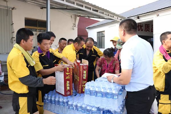 乾港集團(tuán)高層慰問(wèn)一線(xiàn)員工