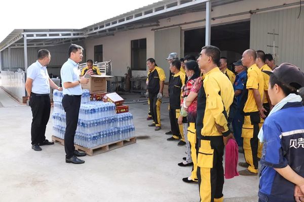 乾港集團(tuán)高層慰問(wèn)一線(xiàn)員工